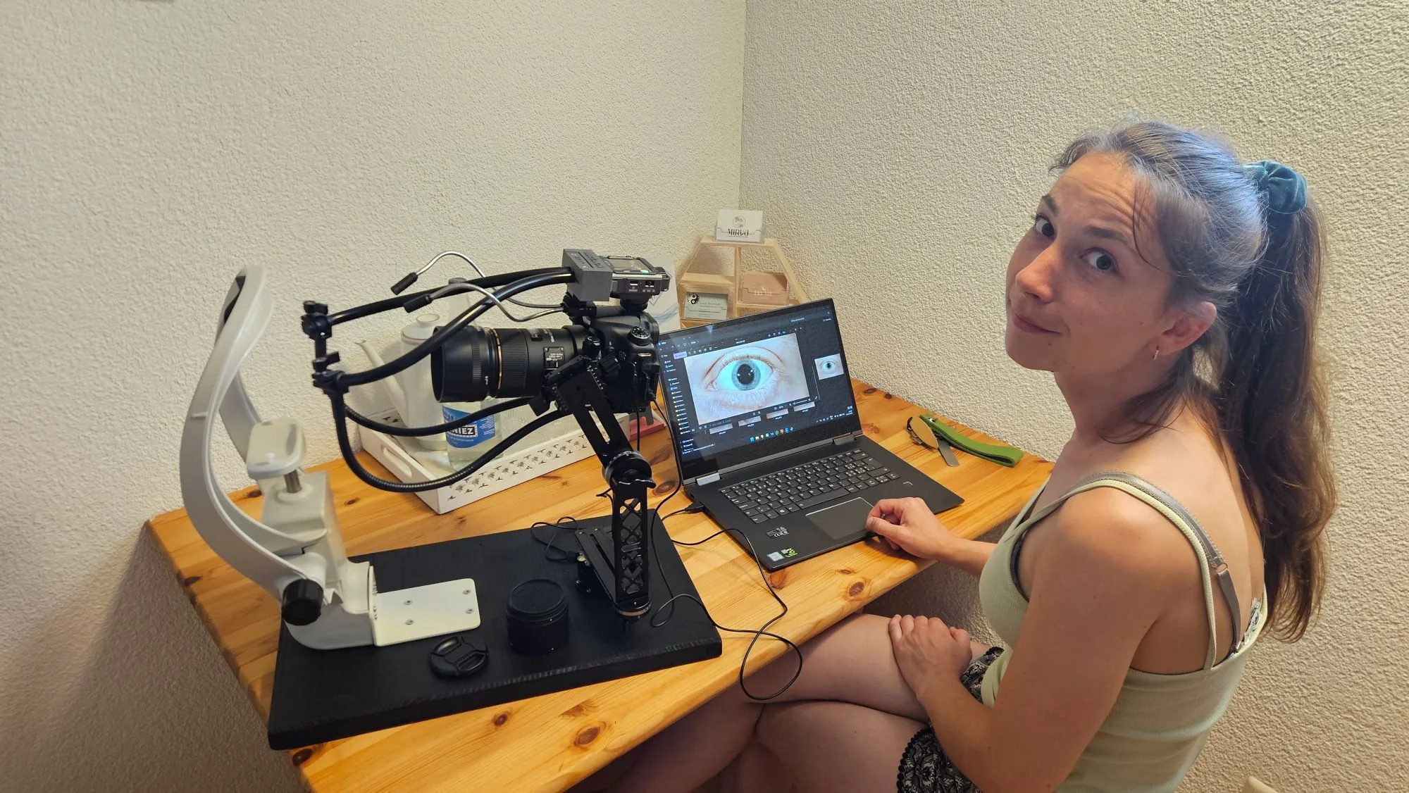 Mirya an ihrem Arbeitsplatz mit der Iriskamera und dem Laptop